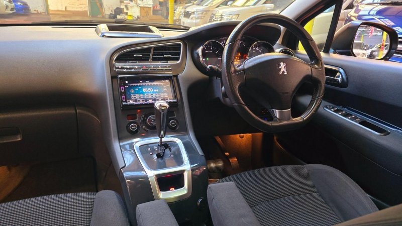 PEUGEOT 5008