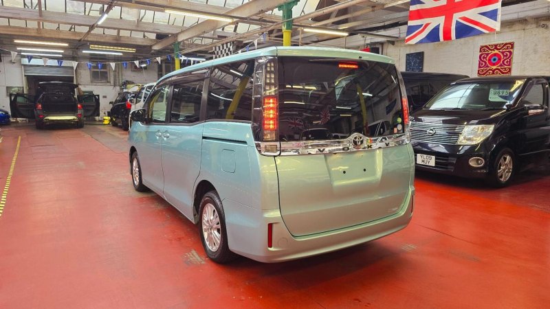 TOYOTA VOXY
