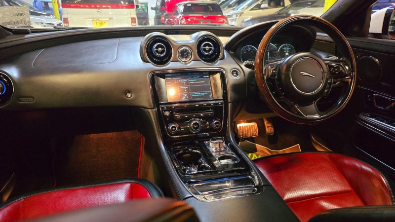 JAGUAR XJR