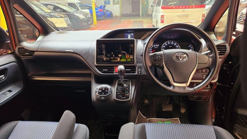 TOYOTA VOXY