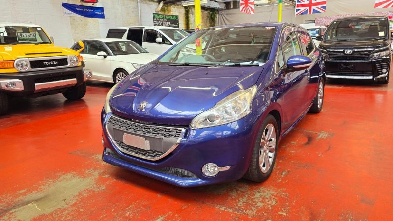PEUGEOT 208