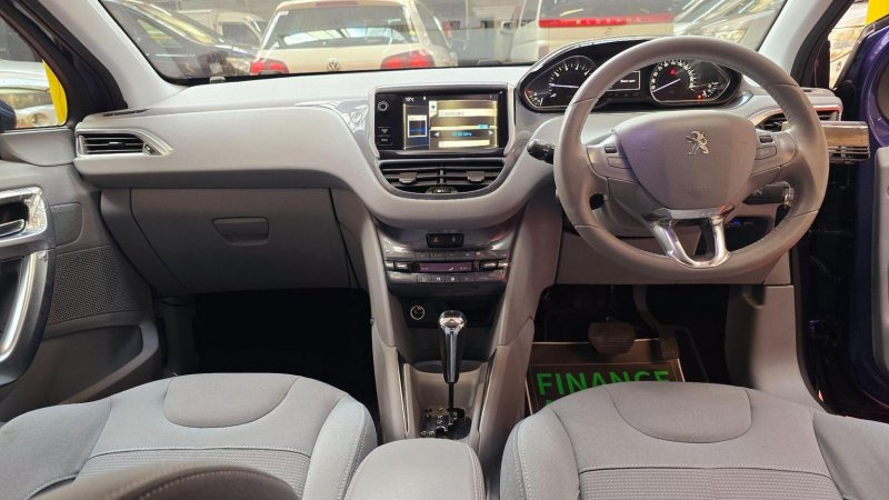 PEUGEOT 208