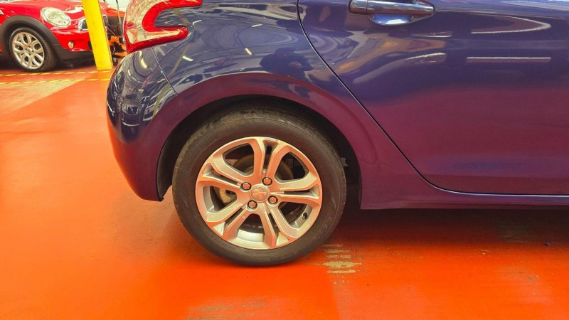 PEUGEOT 208