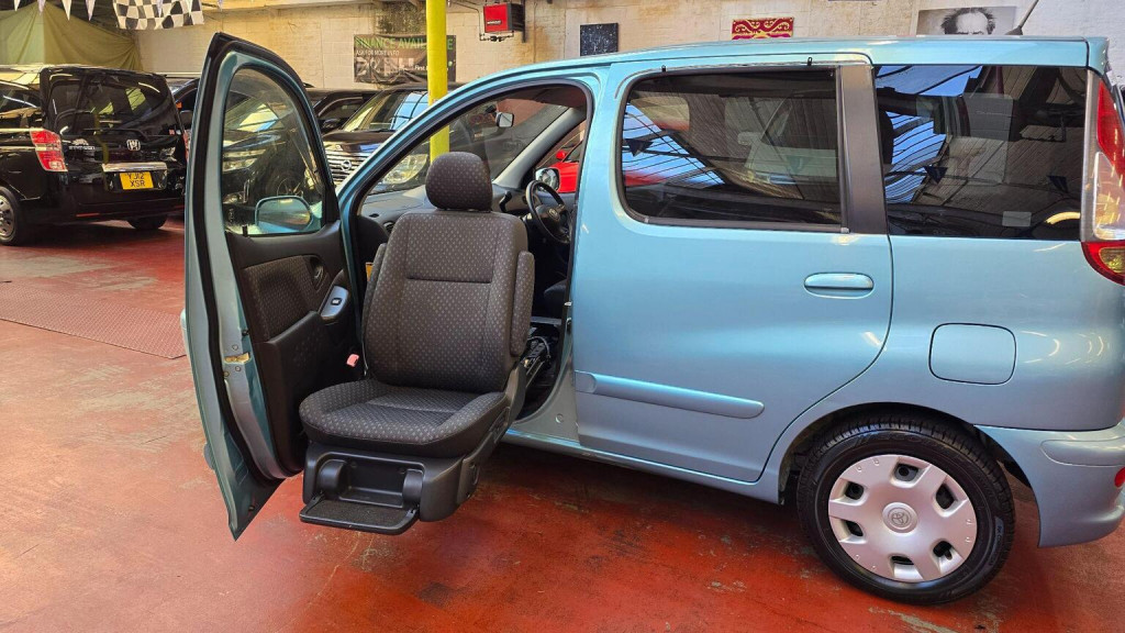 2004 Toyota YARIS VERSO